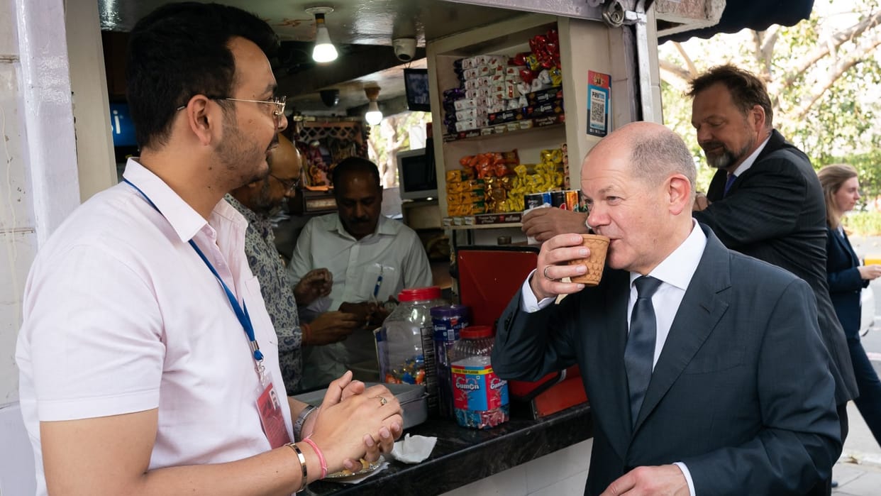 Olaf Scholz India Visit: German Chancellor Scholz takes tea at a street corner in Delhi