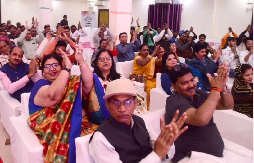 Amar Ujala kavy Cafe in jaunpur colors accumulated by poems of Veer Ras and Holi fun