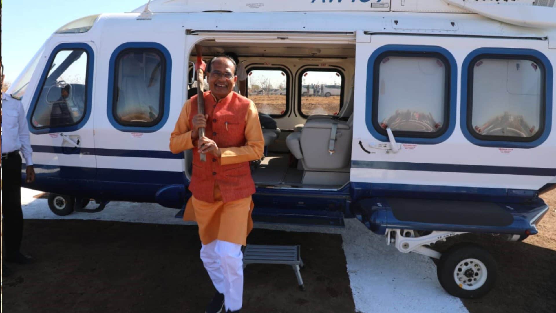 झाबुआ में सीएम शिवराज सिंह हैलिकॉप्टर से गैंती लेकर उतरे।