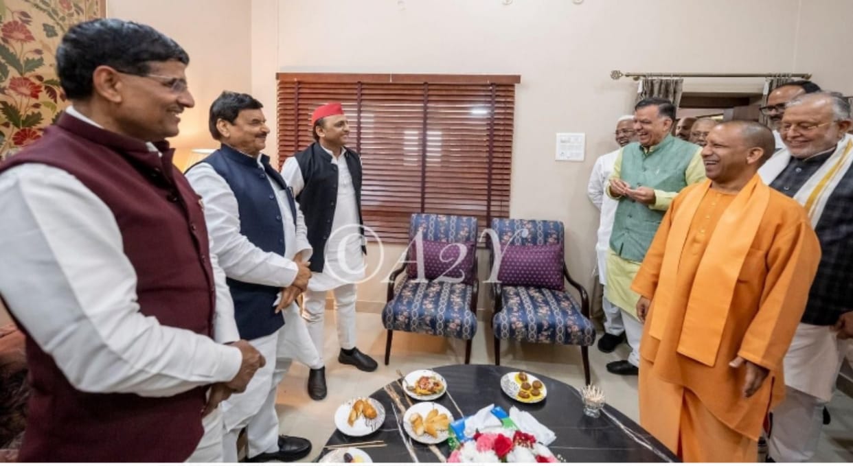 Lucknow News: CM Yogi and Akhilesh met at the Speaker's banquet, greeted each other