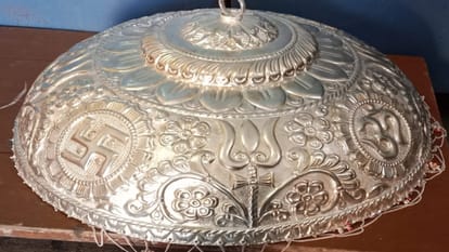 Two devotees presented silver crowns to Mahakal, one weighing 3 kg 320 grams and the other weighing two kg