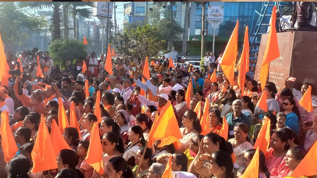Marathi speaking people from all over the country came on the road in Indore, demanding Bharat Ratna to Savark