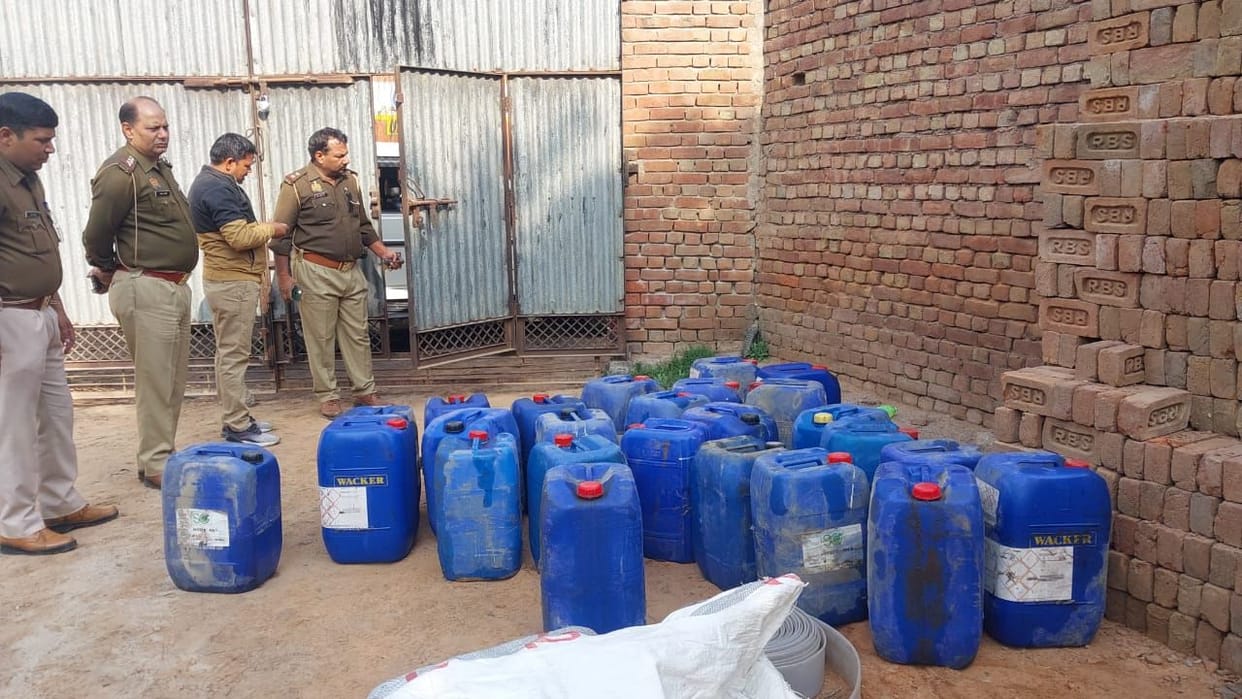 Mathura: Black oil business exposed, 450 liters of oil recovered