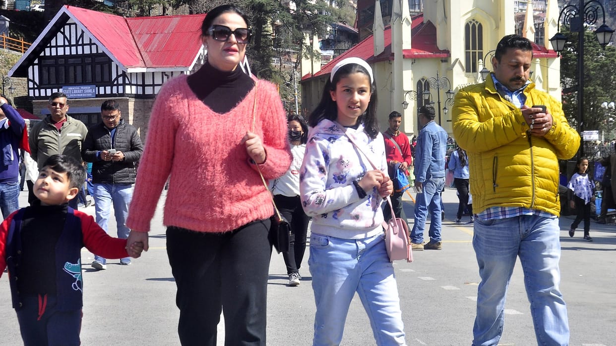 shimla news: tourist enjoy weekend in shimla himachal pradesh