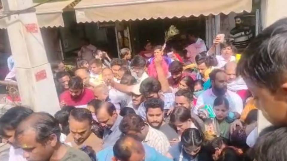 Devotees thronged Banke Bihari temple in Mathura to have darshan of deity