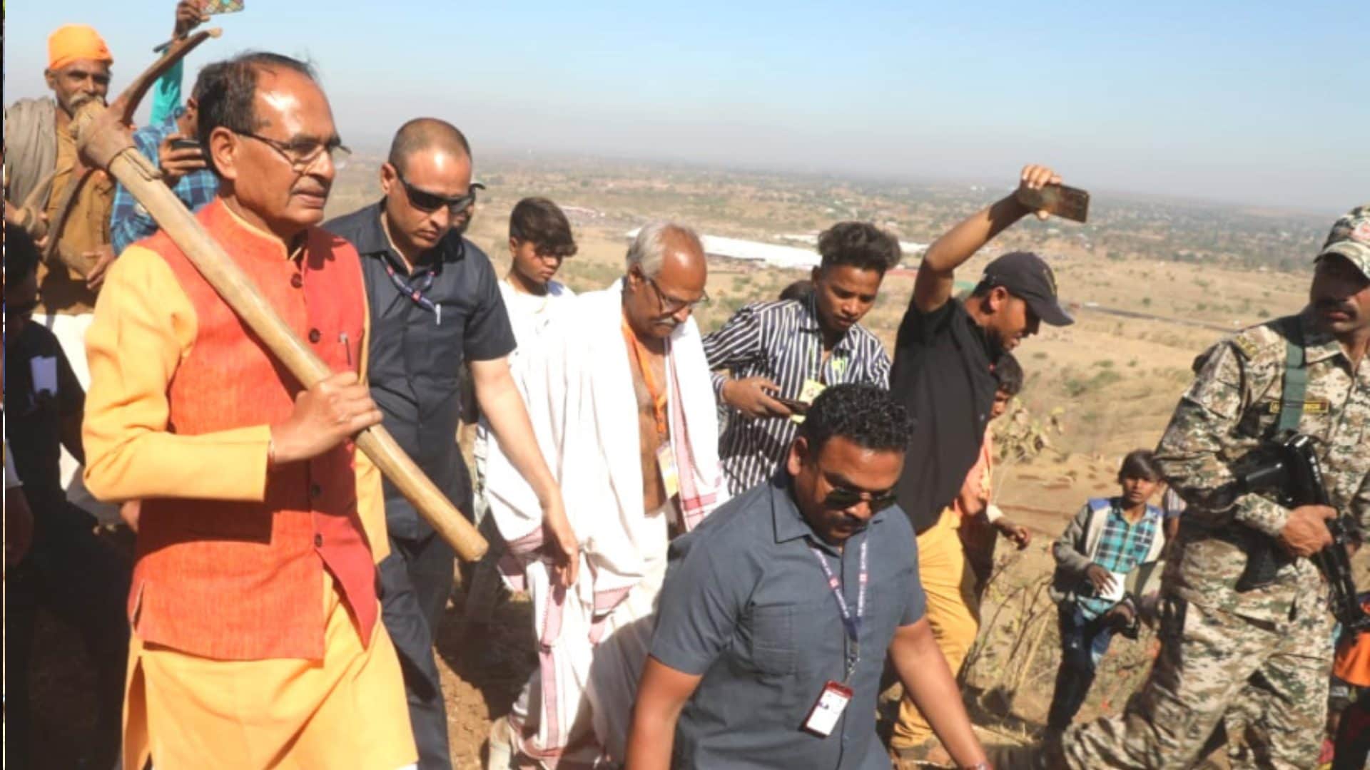 Chief Minister Shivraj landed with a pickaxe for Jhabua's Halma.