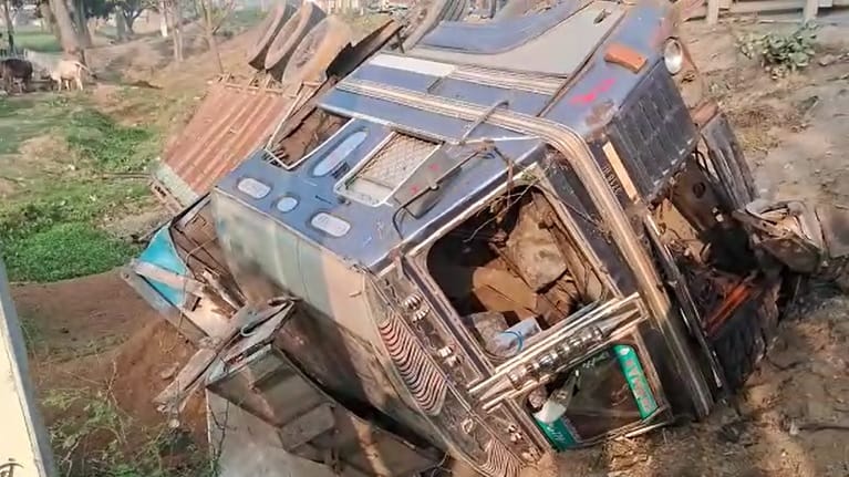 Bihar: Three vehicles collided on NH in Bhagalpur, truck conductor died