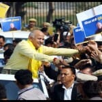 समर्थकों के बीच सिसोदिया...