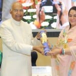 गजेंद्र सिंह शेखावत की पत्नी नौनंद कंवर ने पूर्व राष्ट्रपति रामनाथ कोविंद से अवॉर्ड ग्रहण किया।