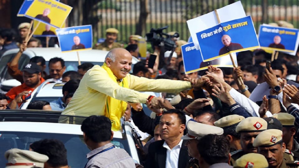 Delhi Liquor Scam Case Live : Deputy CM Manish Sisodia Arrested by Cbi After 8-Hour Questioning News in Hindi