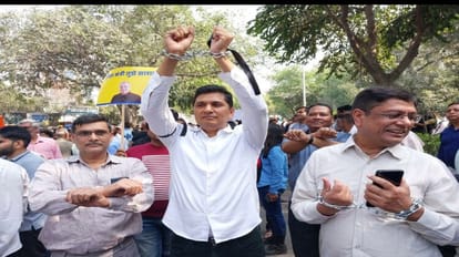 Manish Sisodia Arrest: आप प्रवक्ता सौरभ भारद्वाज ने कहा- हमारे 80 प्रतिशत नेता गिरफ्तार, यह आपातकाल के संकेत आप प्रवक्ता सौरभ भारद्वाज ने हाथों में हथकड़ी और काली पट्टी पहनकर किया विरोध प्रदर्शन।