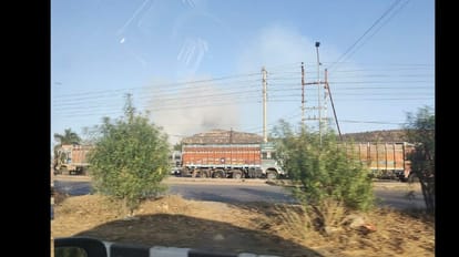 अभी भी ट्रेंंचिंग ग्राउंड से उठ रहा है धुंआ।