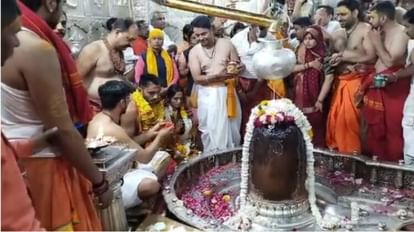 MP: क्रिकेटर अक्षर पटेल ने पत्नी संग किए महाकाल के दर्शन, भस्मारती देख बोले- पांच वर्षों की इच्छा पूरी हुई बाबा महाकाल के दर्शन करने पहुंचे क्रिकेटर अक्षर पटेल