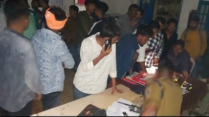 वाहन पकड़े जाने के बाद चालान भरने थाने पहुंचे लोग।