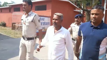 पुलिस गिरफ्त में आरोपी।