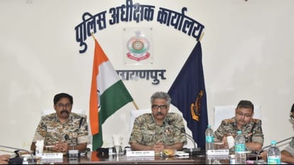 समीक्षा बैठक लेते डीजीपी अशोक जुनेजा।