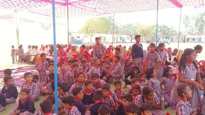 दमोह में विकास यात्रा के दौरान स्कूली बच्चों को बिठाकर योजनाएं समझाई गई।