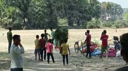 Aurangabad: बीच सड़क पर लड़के को दौड़ा-दौड़ाकर चप्पल से पीटने लगी यह लड़की, जानें-क्यों? पीछा करने और छींटाकसी करने पर बीच सड़क पर लड़के को पीटती लड़की