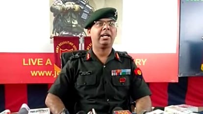 ग्वालियर में सेना भर्ती के बदले नियमों की जानकारी देते एआरओ कर्नल संतोष कुमार।