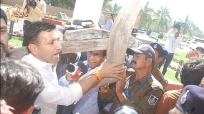 Indore News: 13 मार्च को विधानसभा का घेराव करेगी कांग्रेस, हर जिले से भोपाल जाएंगे कार्यकर्ता विधायक जीतू पटवारी ने विधानसभा मेें हल लेेकर घुसने की कोशिश की थी।