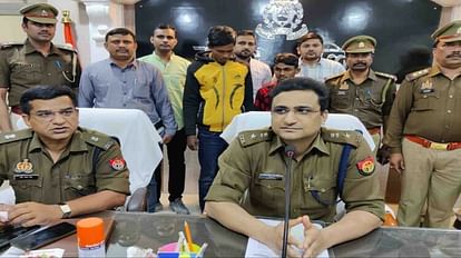 UP: गर्लफ्रेंड को बुलाया, दुष्कर्म किया और दोस्त के साथ मिलकर हत्या कर दी, सामने आई 7 मिनट की खौफनाक साजिश घटना के खुलासे की जानकारी देते एसपी सिद्धार्थ शंकर मीना व गिरफ्त में पीछे खड़े हत्यारोपी