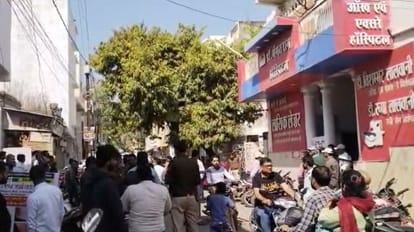 कटनी में प्रदर्शन करते मृतक के परिजन।