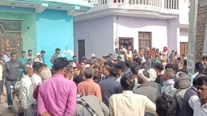 मौके पर जमा भीड़