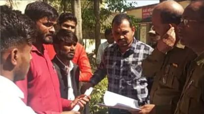 Kubereshwar Dham: कथावाचक प्रदीप मिश्रा से भीम आर्मी नाराज, कार्यकर्ताओं ने FIR दर्ज कराने सौंपा ज्ञापन प्रदीप मिश्रा के खिलाफ भीम आर्मी ने सौंपा ज्ञापन
