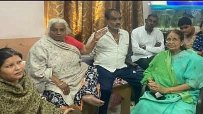 Prayagraj : उमेश के परिजनों को भी मिली जान से मारने की धमकी, कई नंबरों से आए फोन, सीएम से मिलेंगी शांति पाल Prayagraj News : उमेश पाल के परिजनों को सांत्वना देतीं सांसद केशरी देवी पटेल।