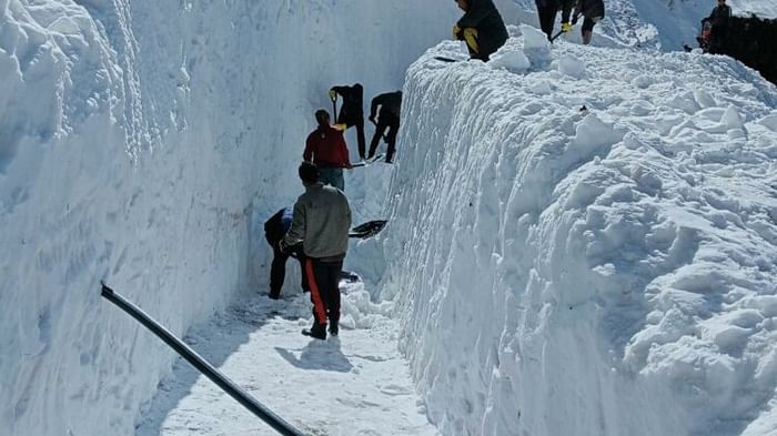 25 मार्च से शुरू हो रही केदारनाथ यात्रा के लिए गौरीकुंड-केदारनाथ पैदल मार्ग पर बर्फ को साफ करने का क