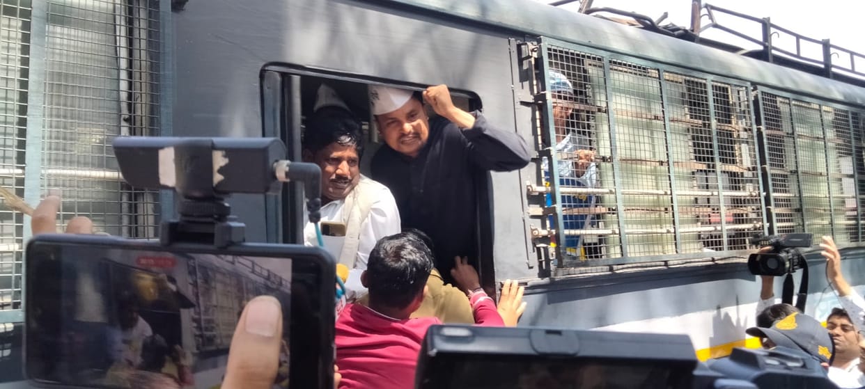 MP News: AAP workers surround BJP office in Bhopal on arrest of Delhi Deputy CM, arrested