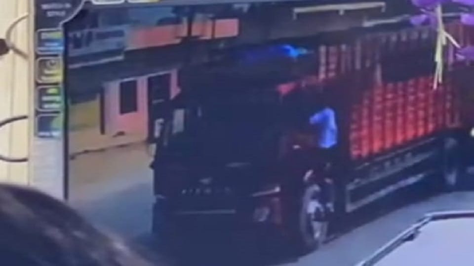Canter ran on the highway by hanging the young man on cabin then  driver pushed him painful death