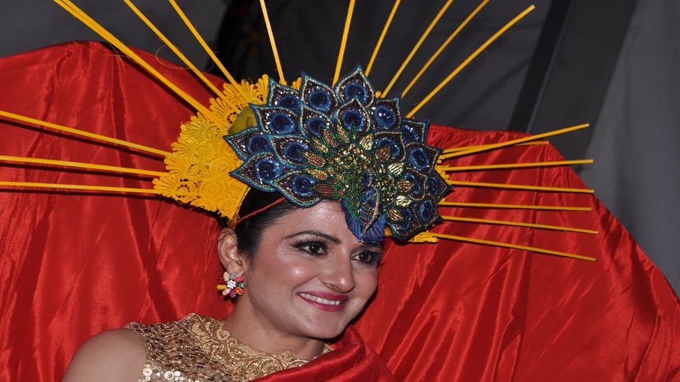 ADM Ritu Suhas walked on ramp in fashion show in Taj Mahotsav 2023