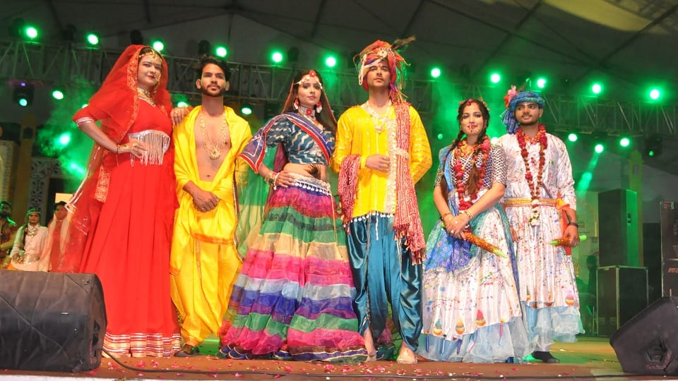 ADM Ritu Suhas walked on ramp in fashion show in Taj Mahotsav 2023