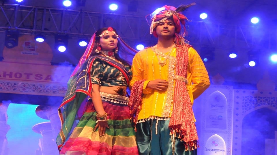 ADM Ritu Suhas walked on ramp in fashion show in Taj Mahotsav 2023