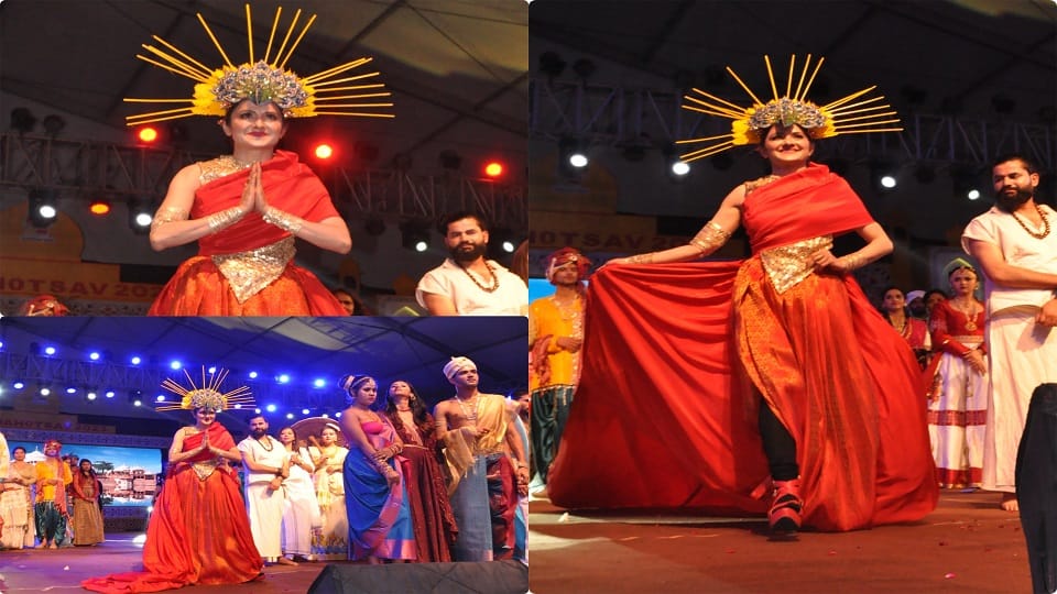 ADM Ritu Suhas walked on ramp in fashion show in Taj Mahotsav 2023