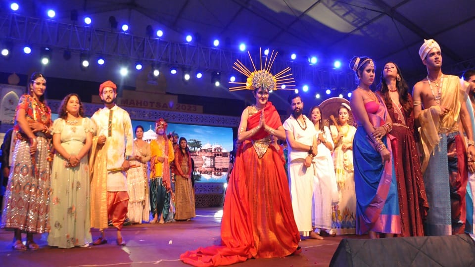 ADM Ritu Suhas walked on ramp in fashion show in Taj Mahotsav 2023