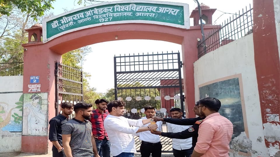 Student leader reached Agra University with petrol tried to set fire rescued by security personnel
