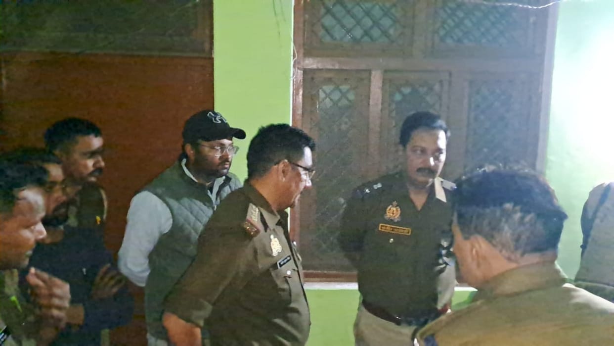 constable committed suicide by hanging himself in the room