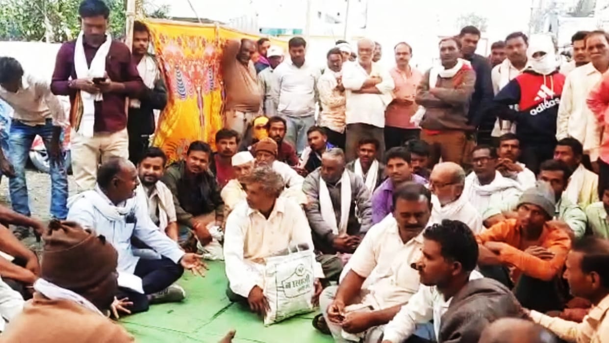 Maharashtra falls back offline mode chickpea farmers crowd Amravati procurement centres social media letter