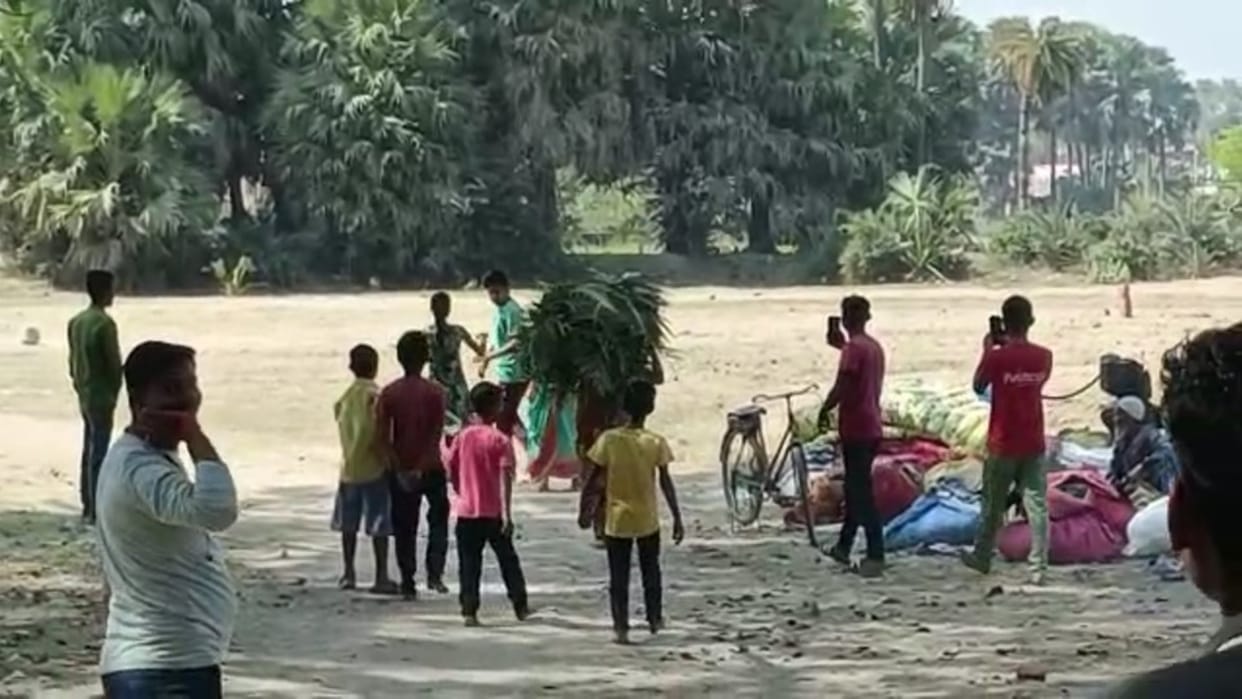 a girl thrashed a boy with slippers in middle of the road for stalking and passing comments in Aurangabad