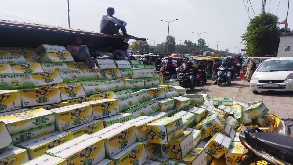 truck full of refined oil overturned uncontrolled on highway in Agra causing a jam