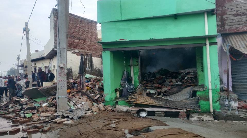 Two houses collapsed due to cylinder explosion in Mathura innocent died and three were seriously injured