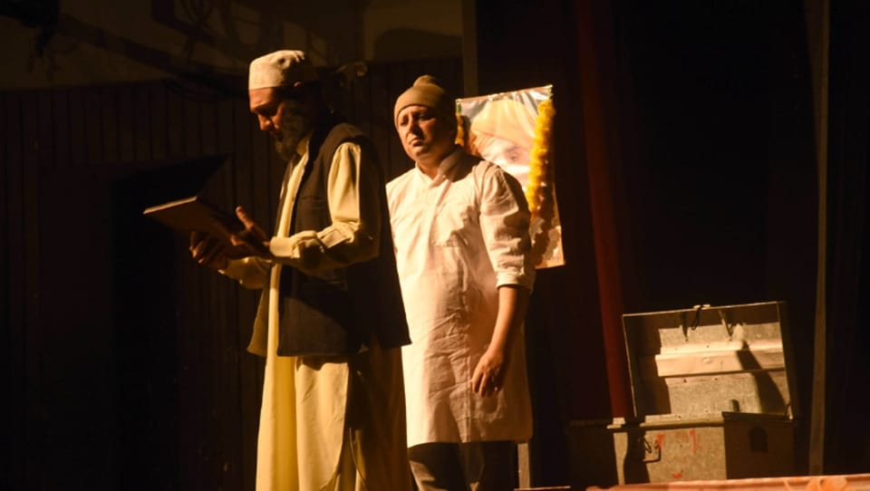 Jammu Theater Festival: vomedth Group staged Atit Ke Sakshi play in abhinav theater