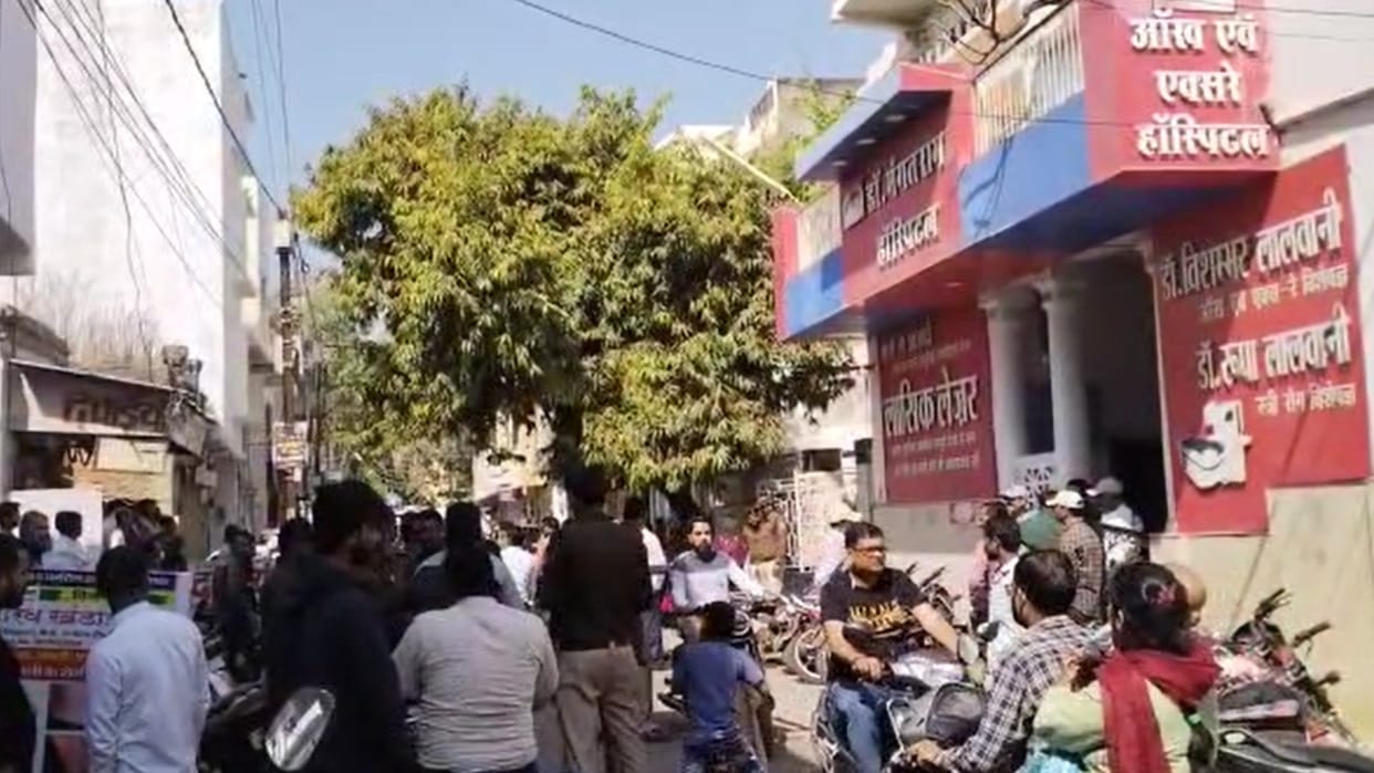 Ruckus in Katni hospital, the relatives made a ruckus by keeping the dead body