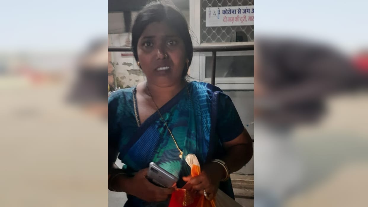 Woman robbed uncontrolled bike overturned in chase gorakhpur