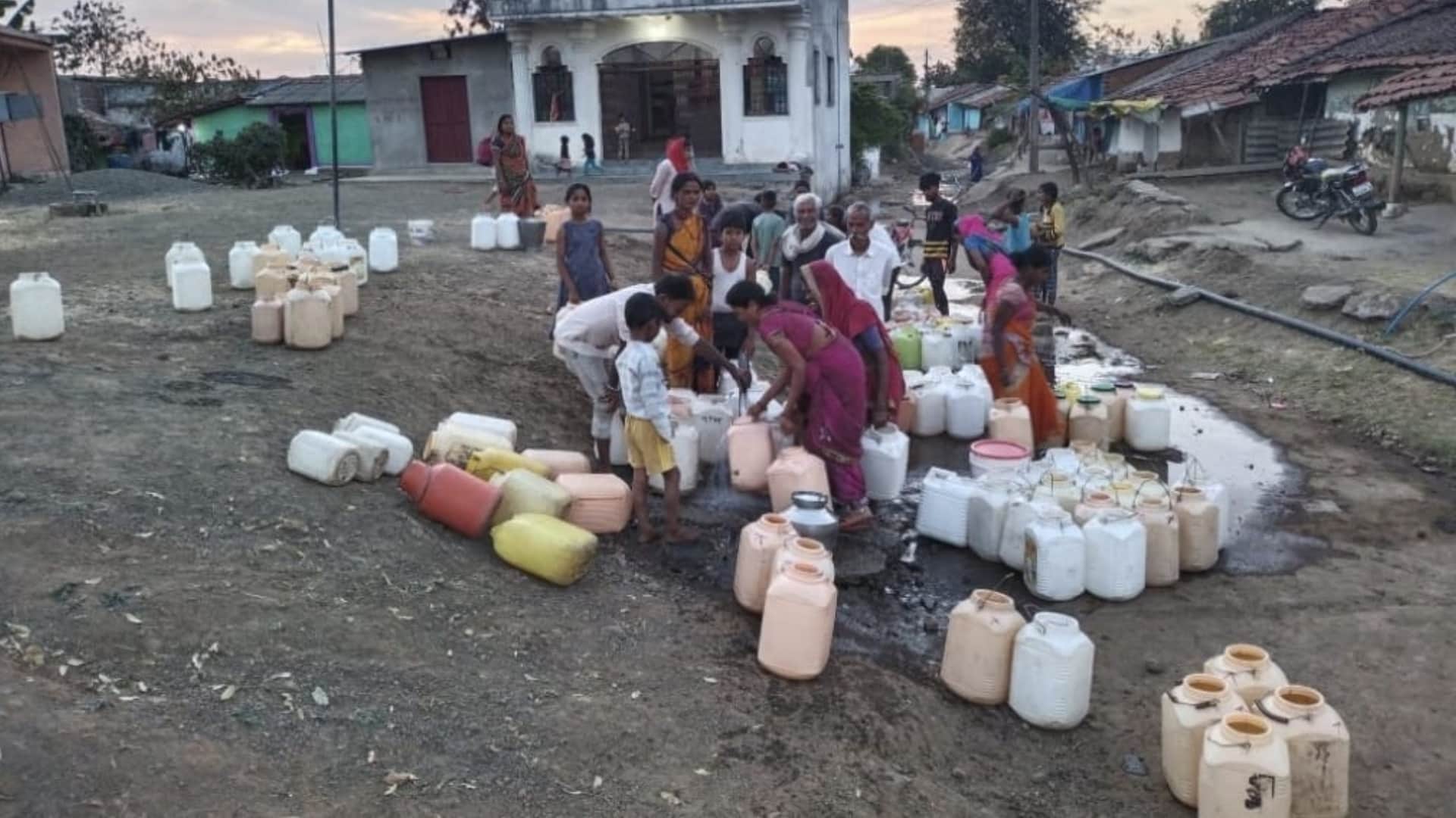 मानेगांव में पानी के लिए परेशान लोग