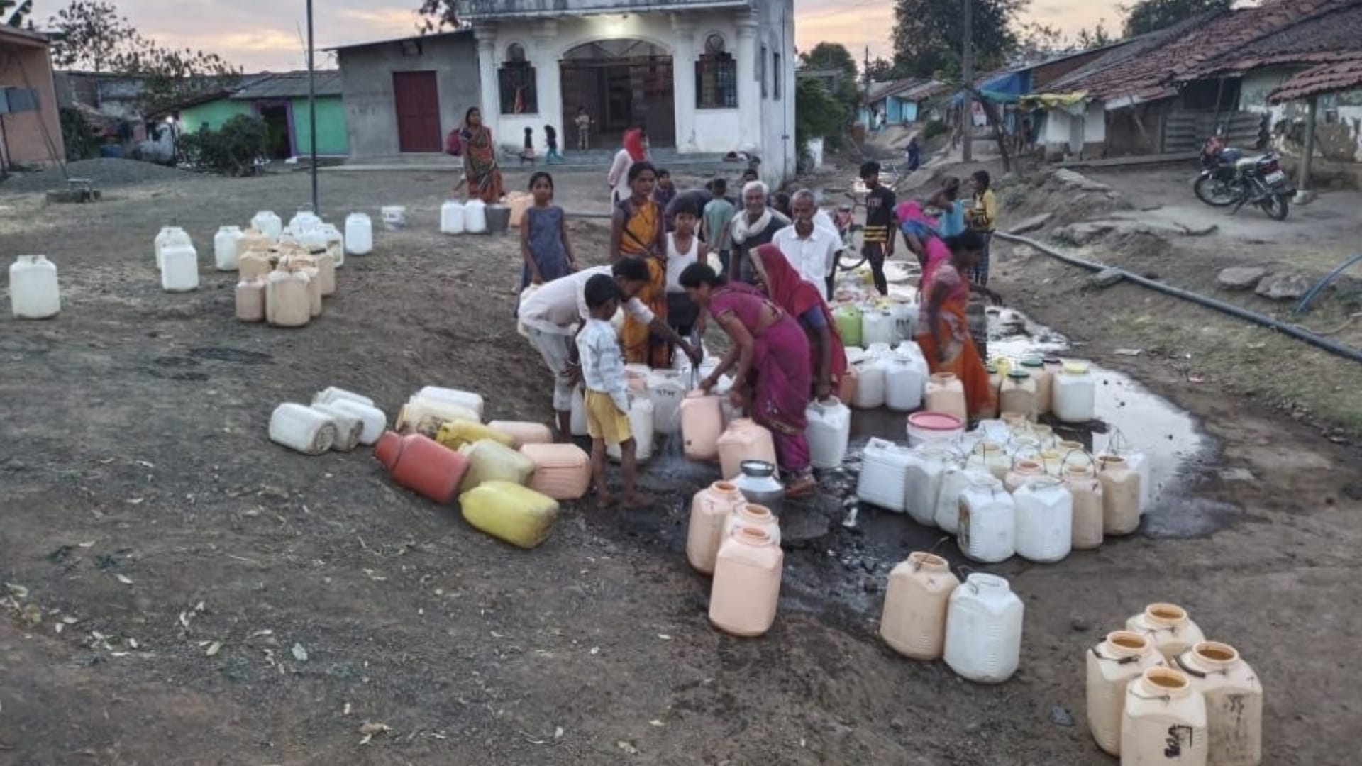 मानेगांव में पानी के लिए परेशान लोग
