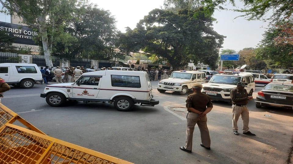 मनीष सिसोदिया को कोर्ट में पेश किया गया