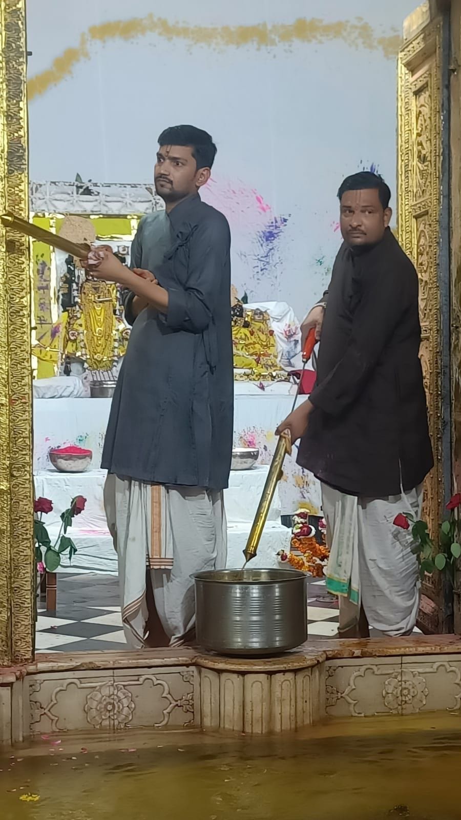 Mathura: Rajadhiraj played Holi with a pichkari with the devotees.